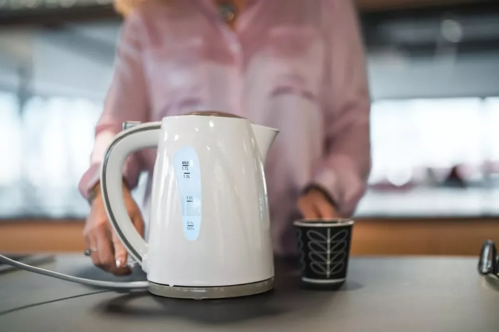 Un rapido avvertimento per chiunque bolli un bollitore per preparare una tazza di tè.