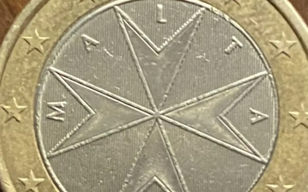 Hai la moneta da 1 euro con la croce di Malta? Sei fortunato, ecco quanto vale oggi