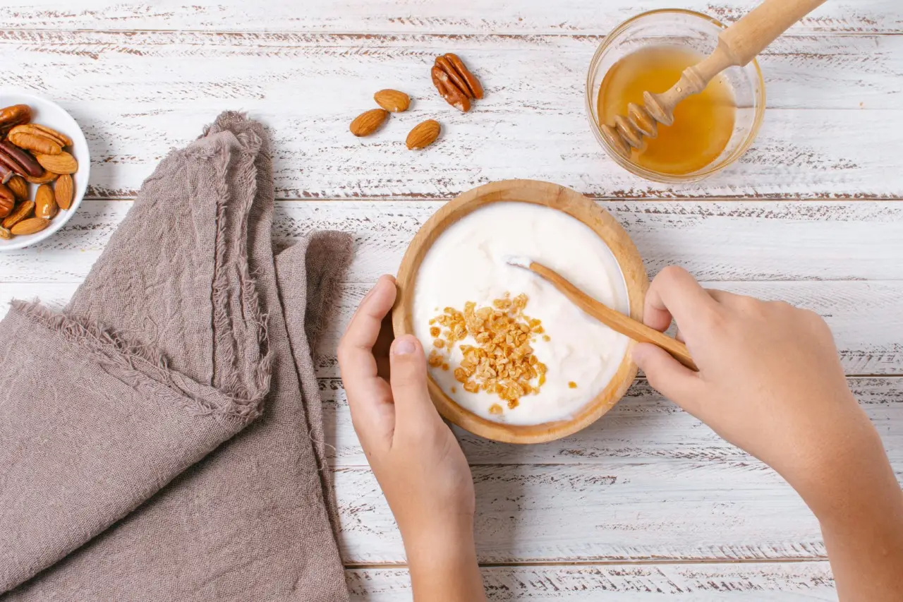 Colazione con yogurt e miele: gli effetti sul metabolismo