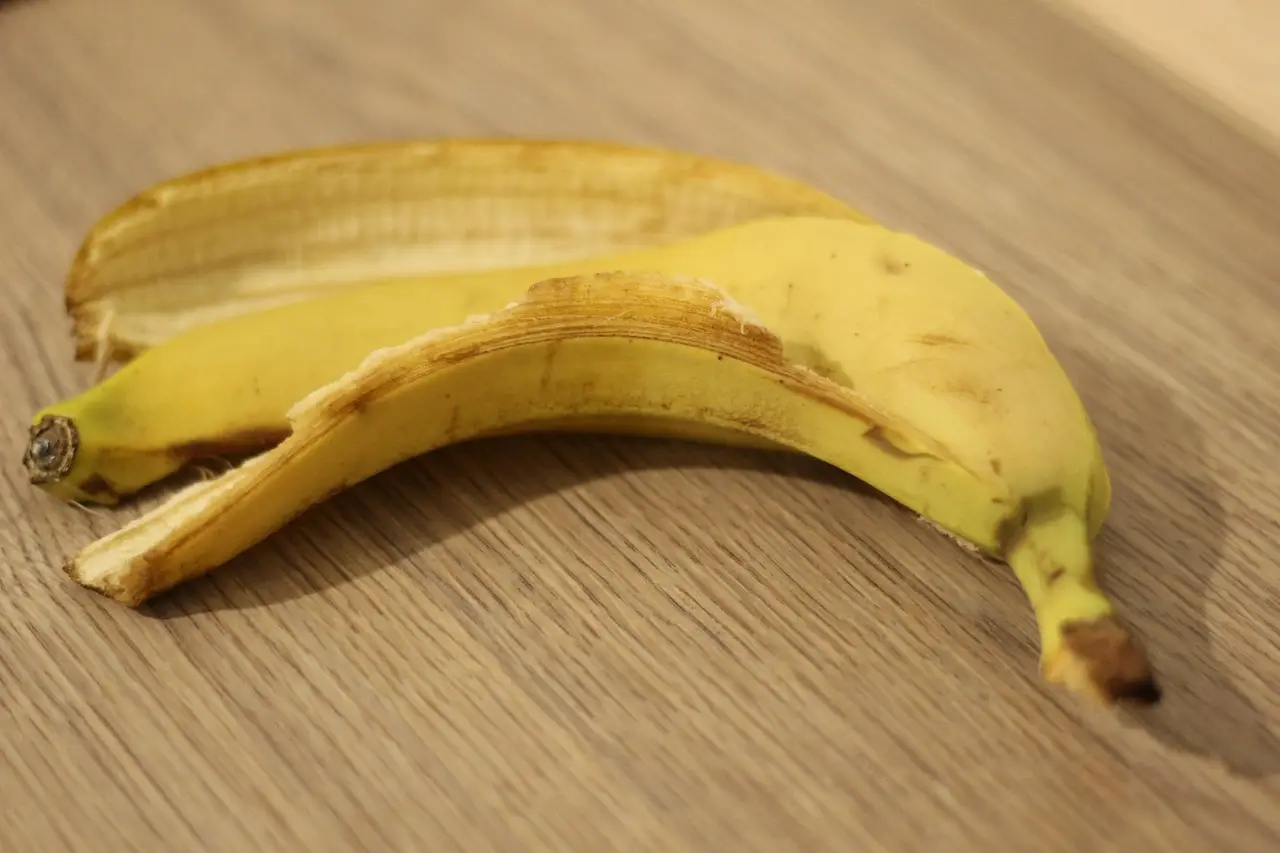 Mettere le bucce di banana nei vasi: ecco perché è utile