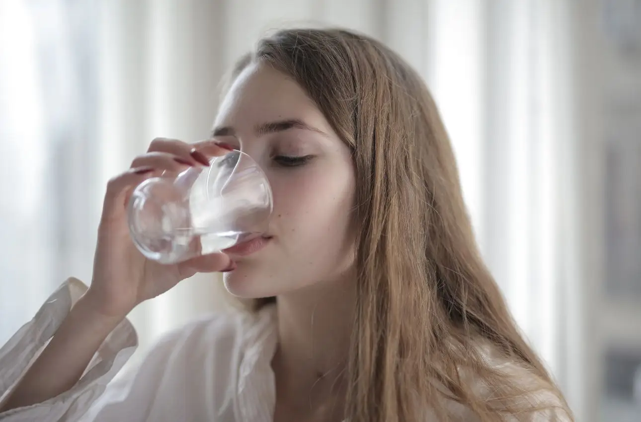 Come bere acqua per non ingrassare: il trucco della nonna