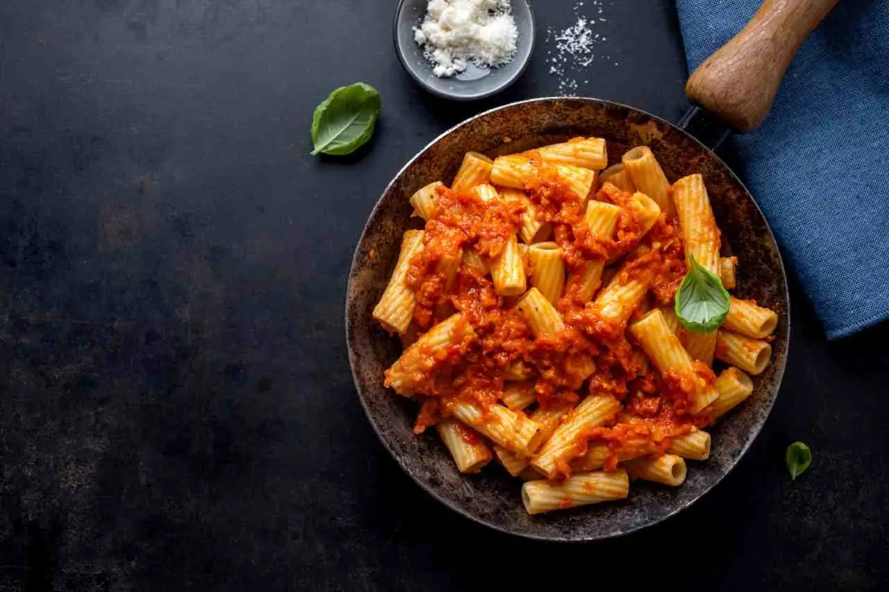 Cucinare la pasta al pomodoro per abbassare la glicemia: 4 trucchetti dei medici