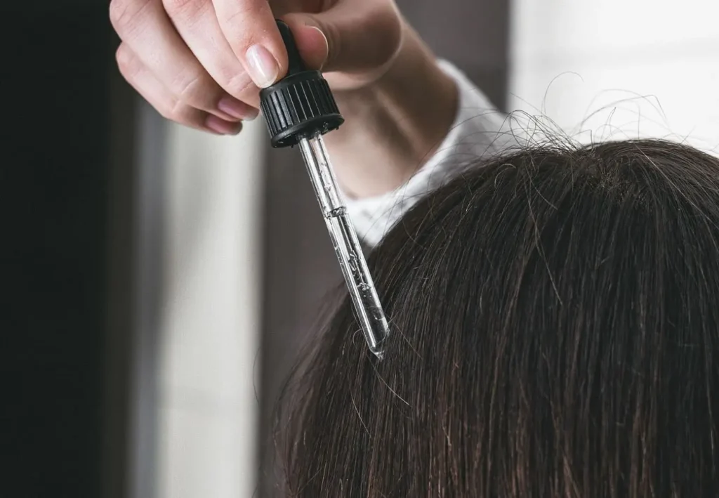 Come usare un olio per stimolare la crescita dei capelli: ecco il trucco