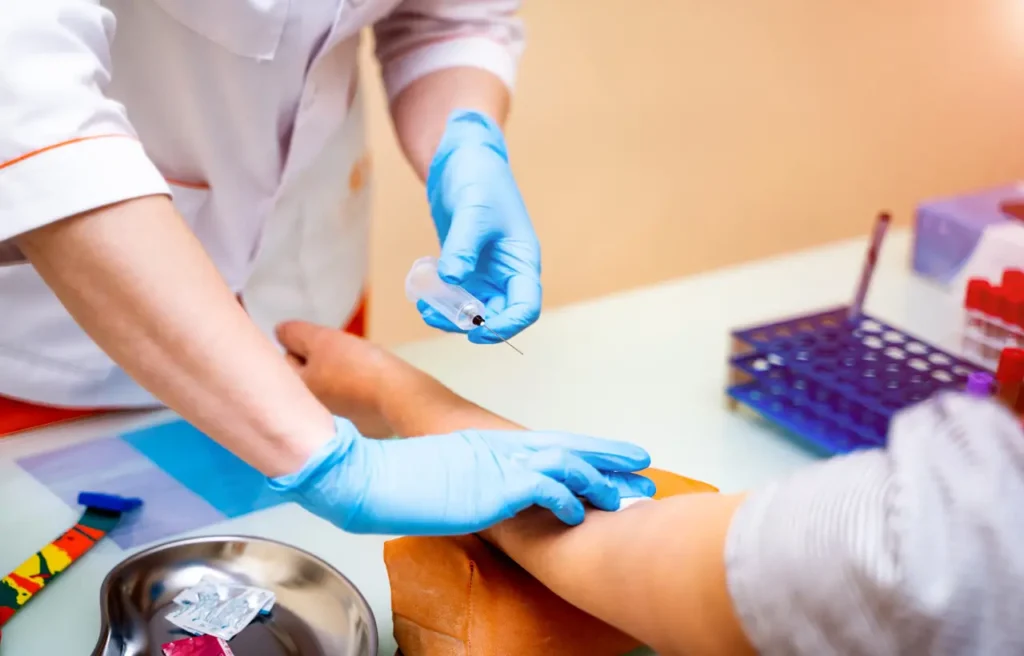 Si può bere l’acqua prima degli esami del sangue? Ecco la risposta