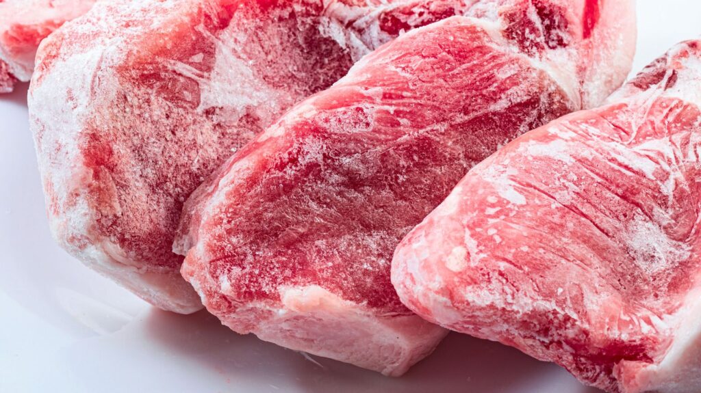 La carne congelata perde la sua qualità? Due macellai esperti ci dicono cosa è vero e cosa è un mito.