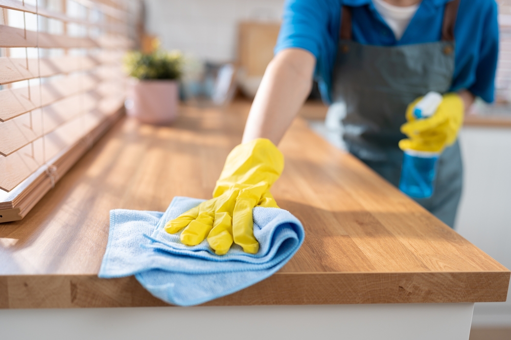 Ciò che è pulito dai mobili da cucina grassi: i metodi più semplici ed efficaci