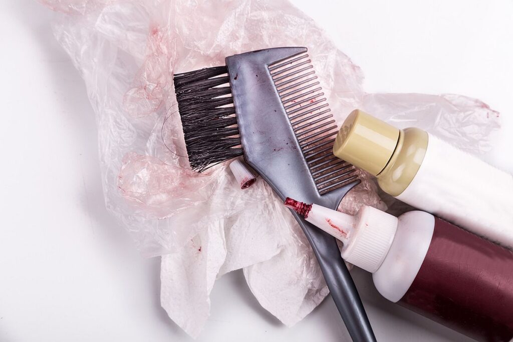 Cosa puoi rimuovere le macchie di vernice per capelli da vestiti e asciugamani, ma anche dalla tua pelle