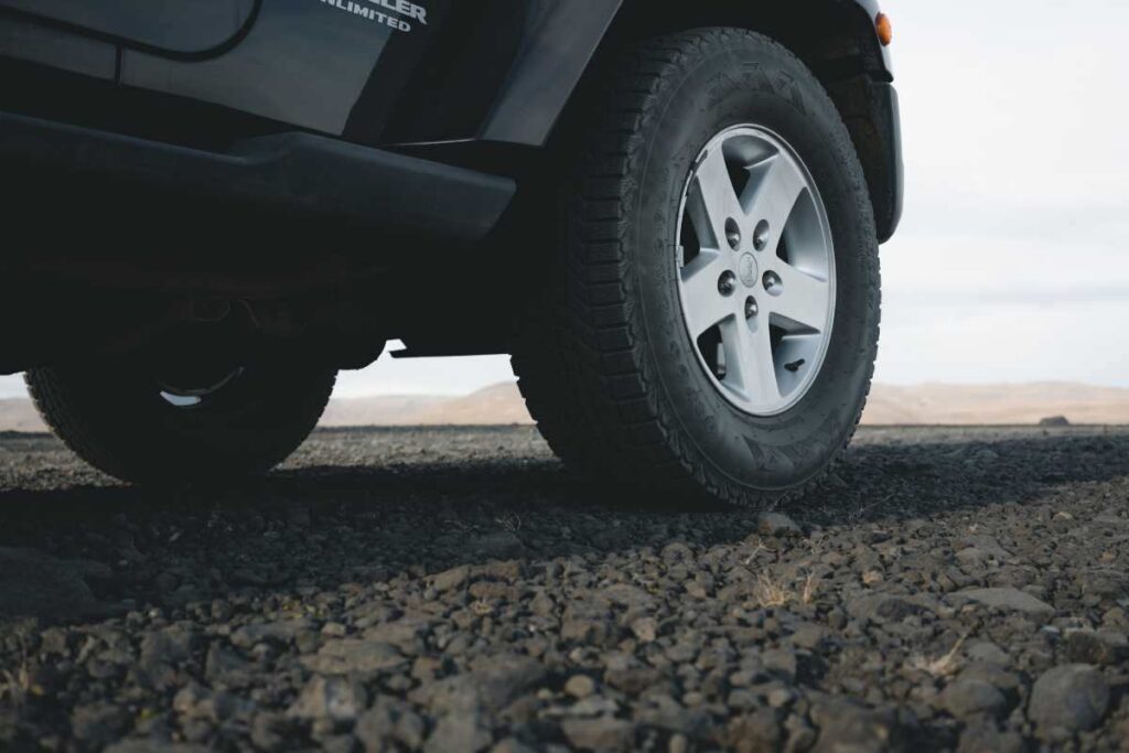 Gomme auto non idonee, cosa succede davvero se guidi in certe condizioni: le conseguenze possono essere drammatiche
