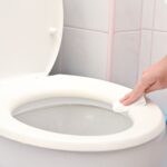 La nonna guardava tutti a pulire il tavolo da toilette. Stringere e lavare e le macchie gialle scompariranno. Non c’è modo migliore per pulire la scheda toilette nella nostra famiglia