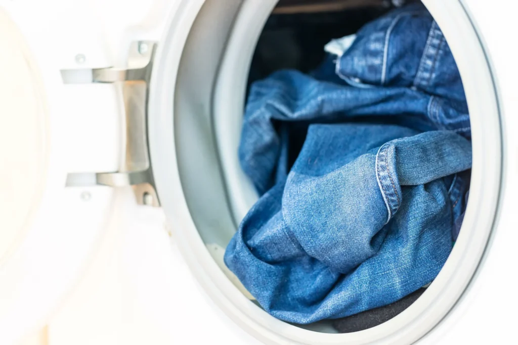 I jeans non devono essere lavati ogni due settimane o ogni mese: questa è la frequenza impostata dalla scienza.