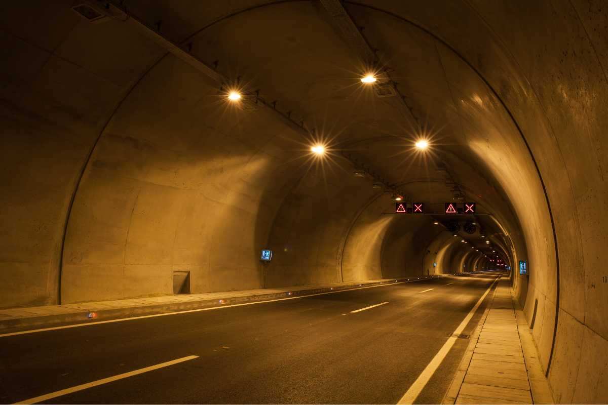 Attenti ai tunnel stradali: come affrontare le gallerie senza finire nei guai o provocare disastri con l’auto