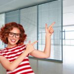 Împărțiți livingul și bucătăria cu stil și eleganță cu un perete de sticlă: îi veți invidia pe toți