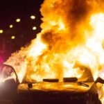 Sfasciacarrozze riceve un’auto elettrica bruciata: dopo l’ispezione i lavoratori fanno una grande scoperte