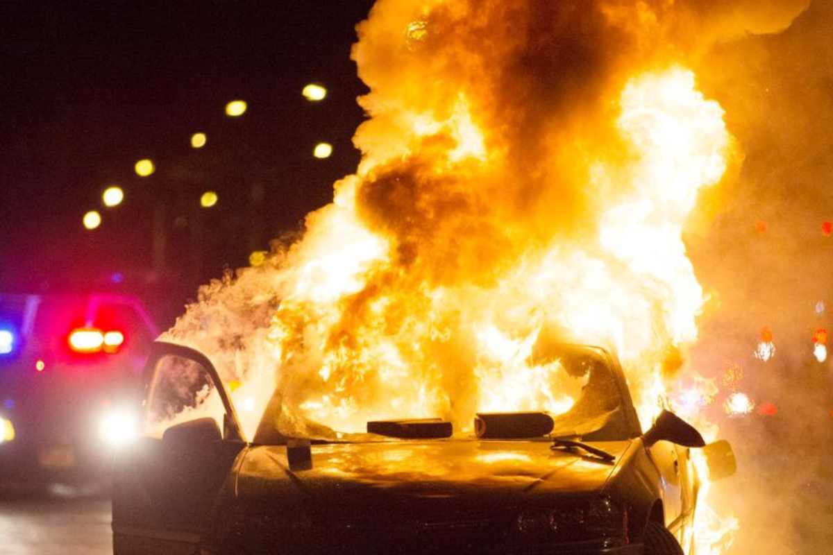 Sfasciacarrozze riceve un’auto elettrica bruciata: dopo l’ispezione i lavoratori fanno una grande scoperte