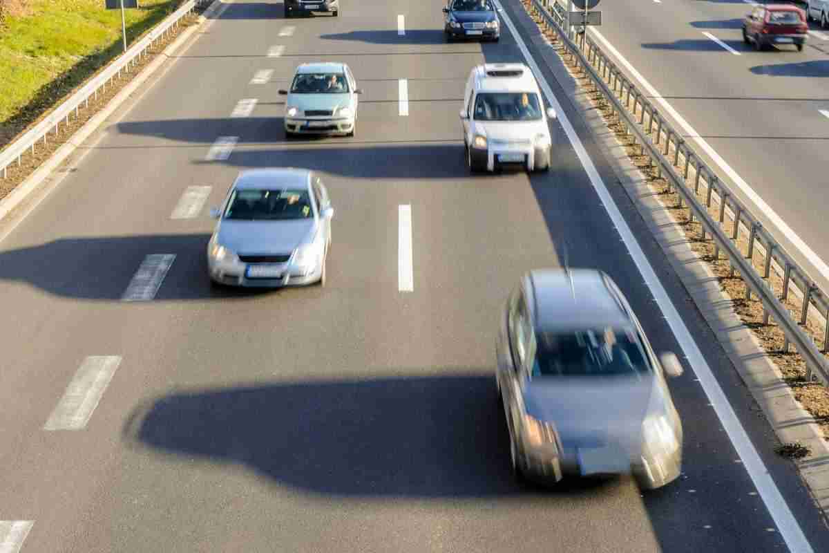 Non ha senso guidare un’auto a 140 km/h in Autostrada: il perché lo spiega un matematico
