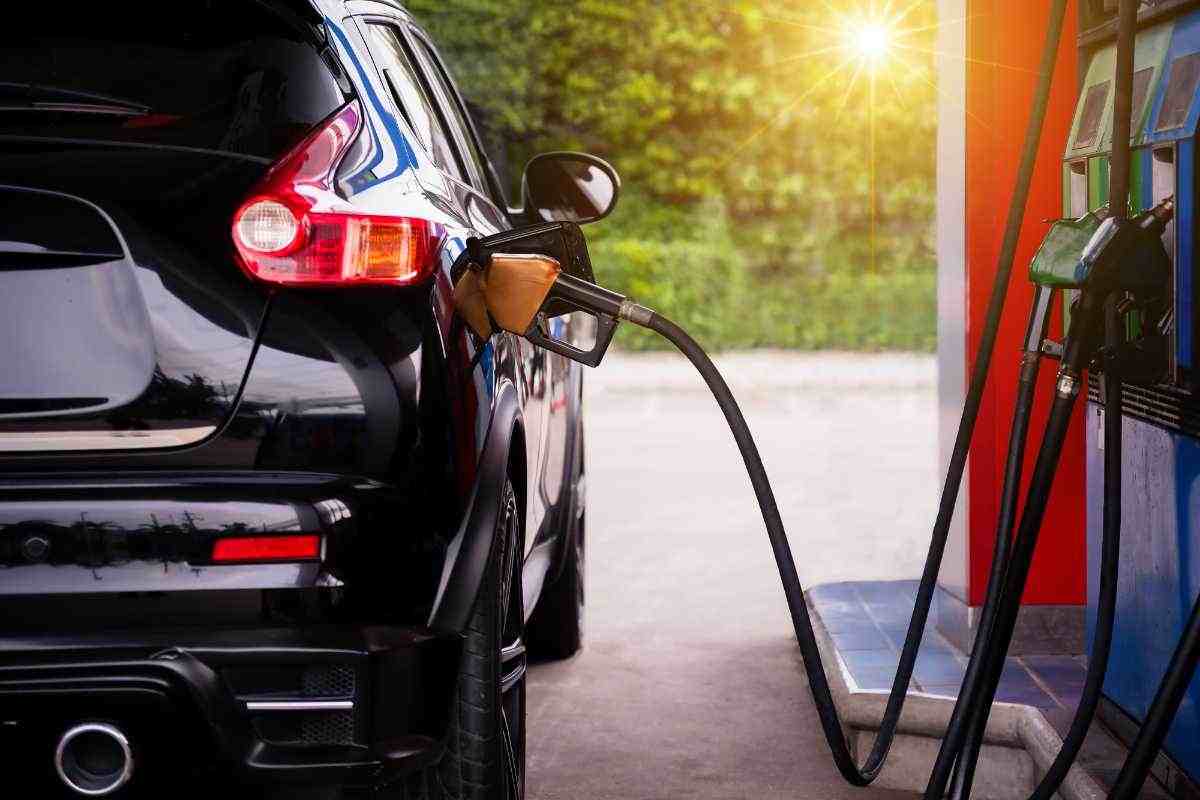 Il serbatoio del carburante dev’essere sempre mezzo pieno: un esperto spiega perché