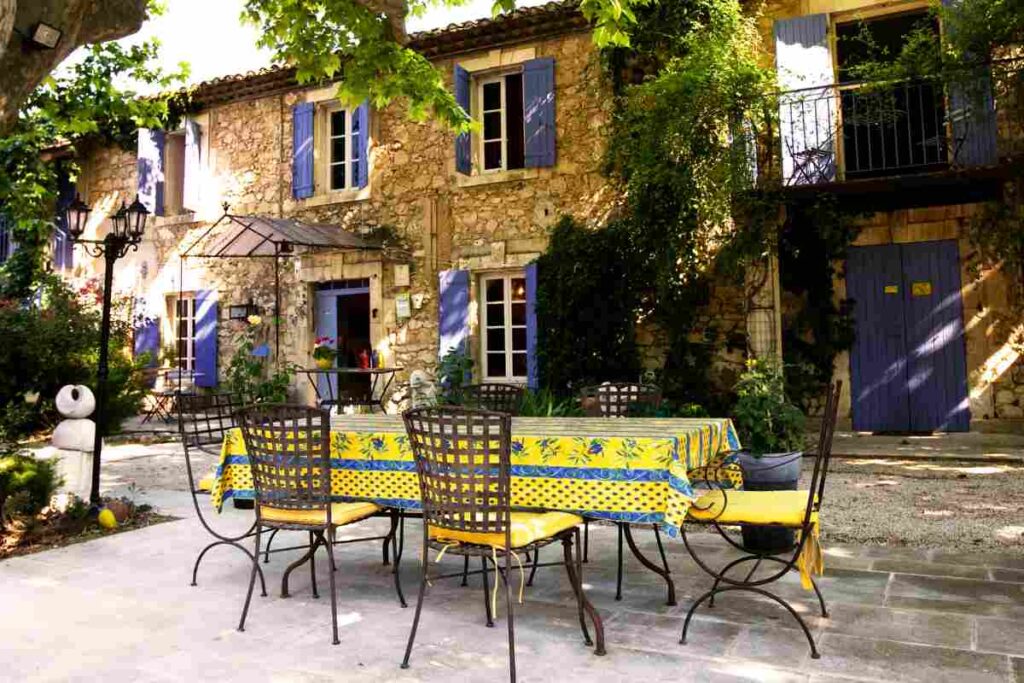 Cum să furnizați o grădină de stil chic provensal Très chic