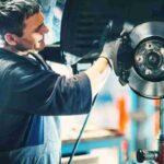 I freni dell’auto hanno una funzione nascosta utilissima: è semplice da attivare