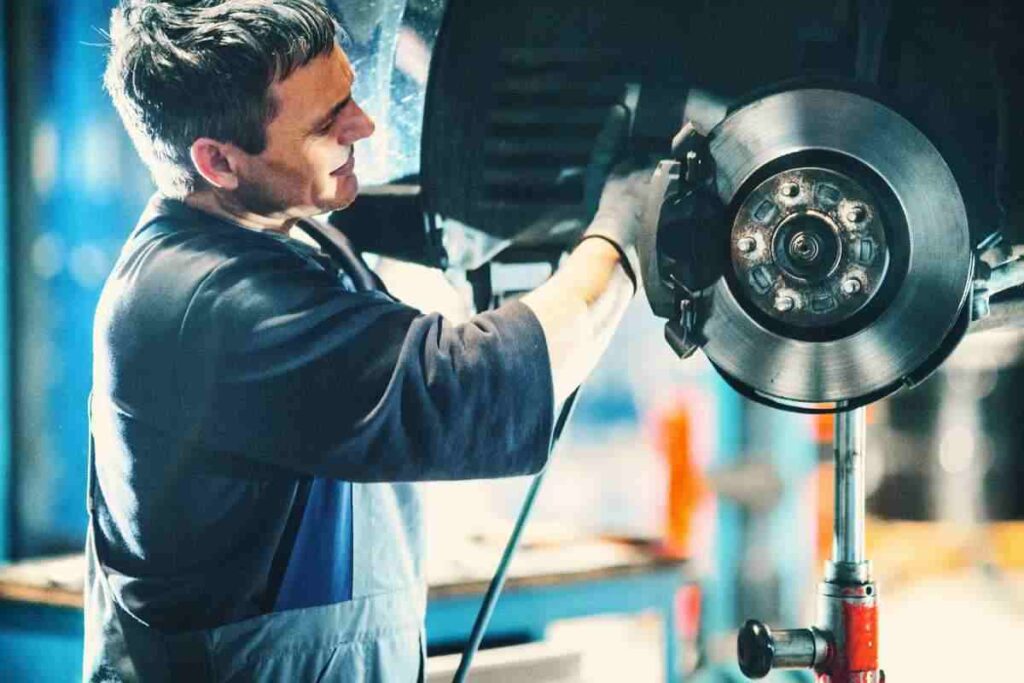 Auto fischia quando freni: ecco cosa puoi fare per eliminare il rumore