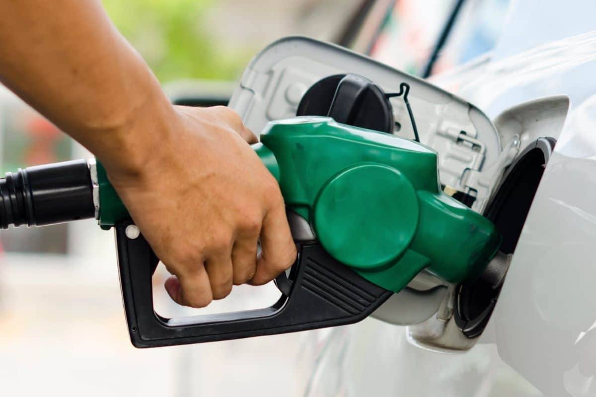 Ti piace l’odore della benzina? C’è una spiegazione scientifica, ma dovresti preoccuparti