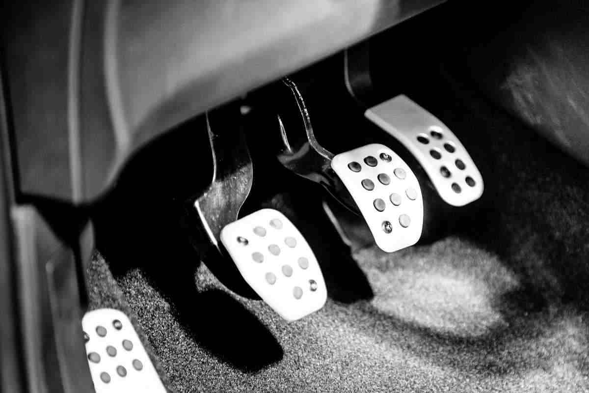 Così distruggi la frizione: questa tecnica (comune) di guida massacra le auto