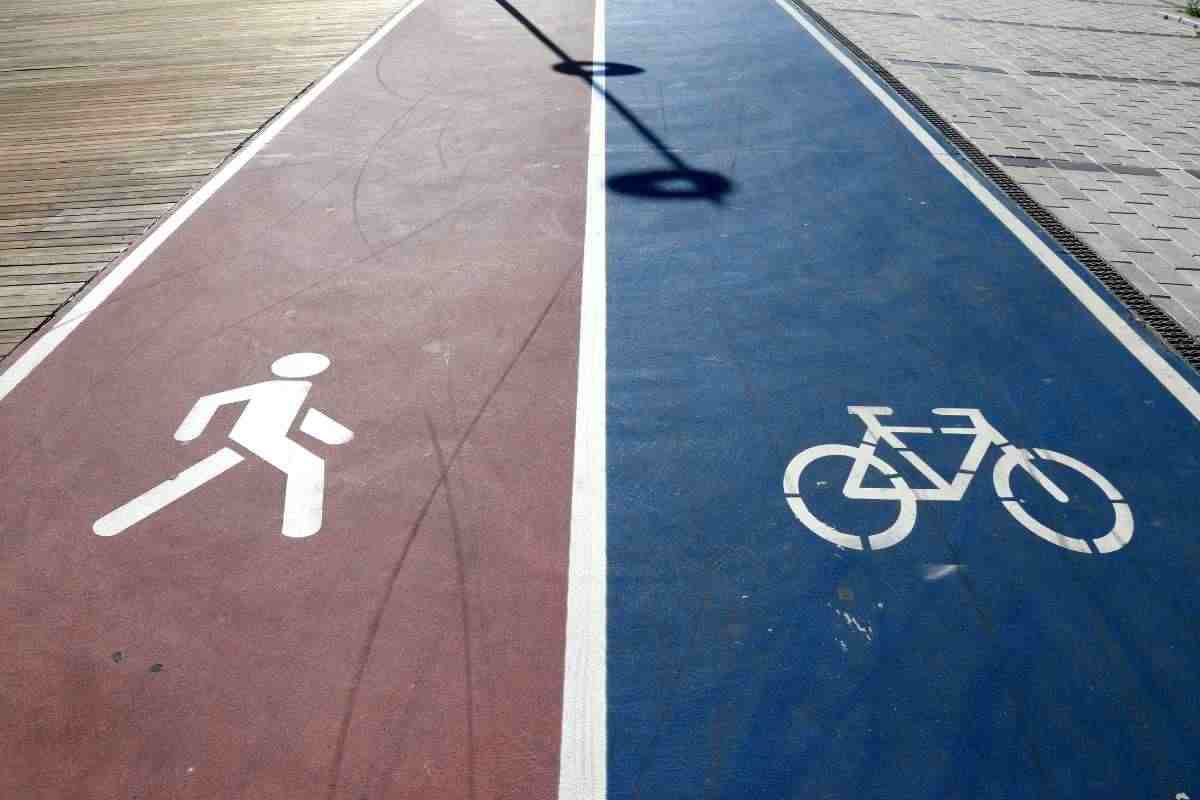 I pedoni possono transitare sulla pista ciclabile? C’è confusione, cosa dice la normativa
