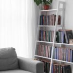 Design în mișcare: librăriile oblice și suspendate care transformă pereții