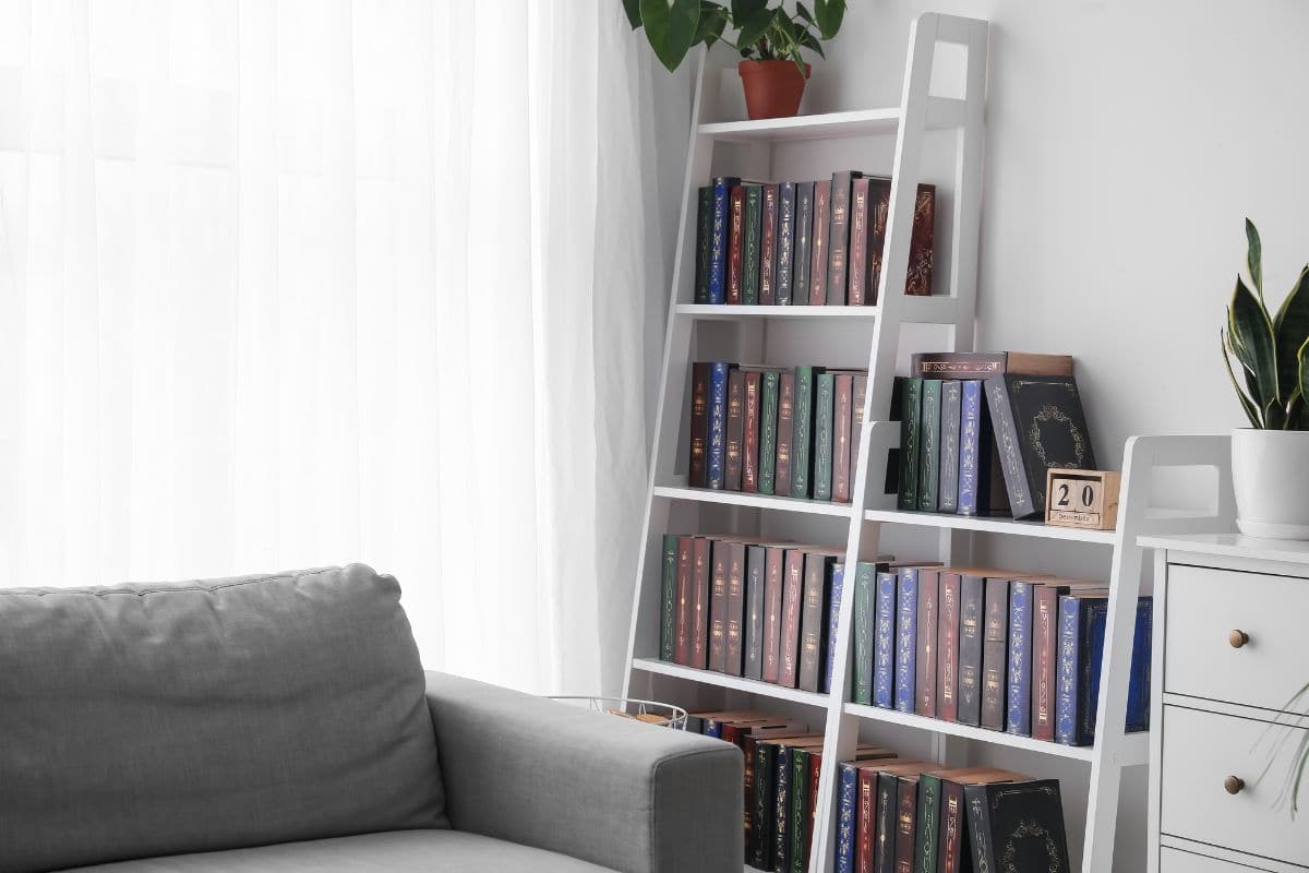 Design în mișcare: librăriile oblice și suspendate care transformă pereții
