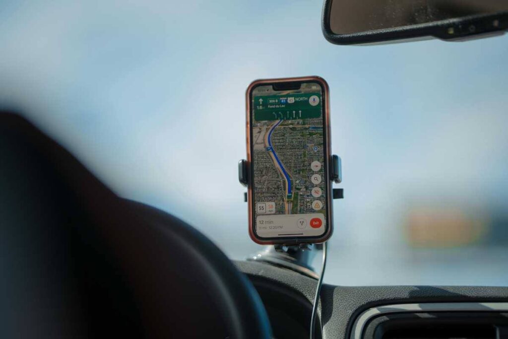 Posso usare lo smartphone in auto se è inserito in un supporto? La legge risponde