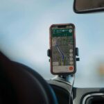 Posso usare lo smartphone in auto se è inserito in un supporto? La legge risponde