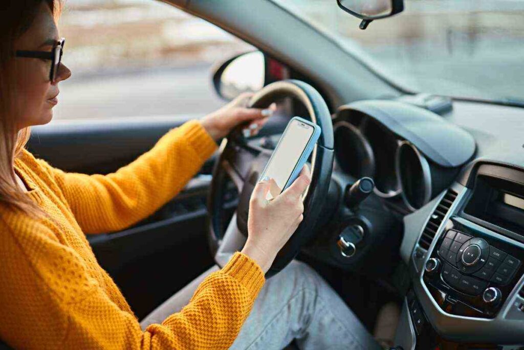 Multa per guida con cellulare: ecco quando puoi contestarla (e vincere)