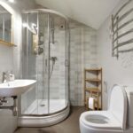 Baie mică, idei mari: elementul vertical care economisește spațiu, mobilat cu stil și îl puteți face singur