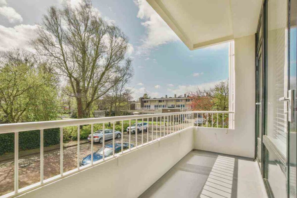 Ai un balcon foarte mic? Prietenul meu arhitect mi -a dezvăluit trucul „din partea scurtă”, am dublat spațiul