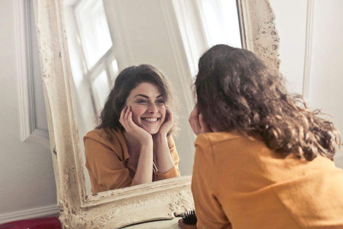 Oglinzi mari și cadre importante: Cum să transformi un perete anonim într -un colț de acoperire