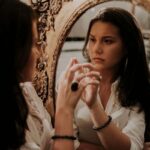 Machiajul designerului de interior: Cum să combinați oglinzile moderne și vintage fără a greși