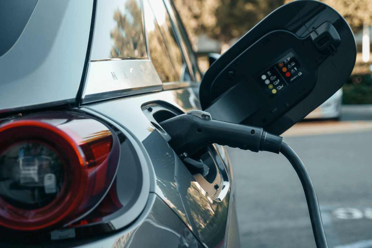 Auto elettrica, cosa succede se la batteria scende allo 0%: stupefacente