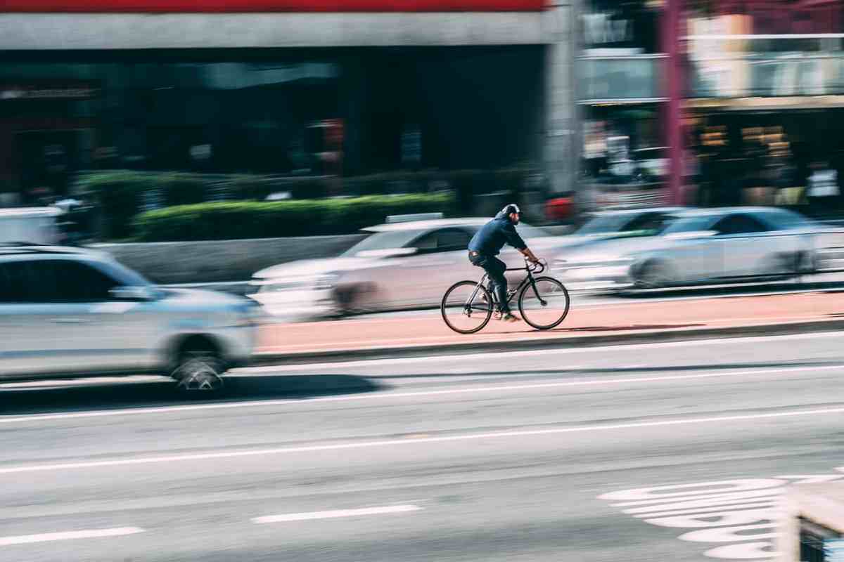 Sicurezza in strada: quanto spazio lasciare quando si sorpassa un ciclista