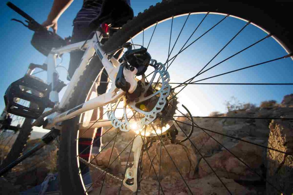 Questo mini aggeggio trasforma la bici in una e-bike in pochi secondi: rivoluzionario