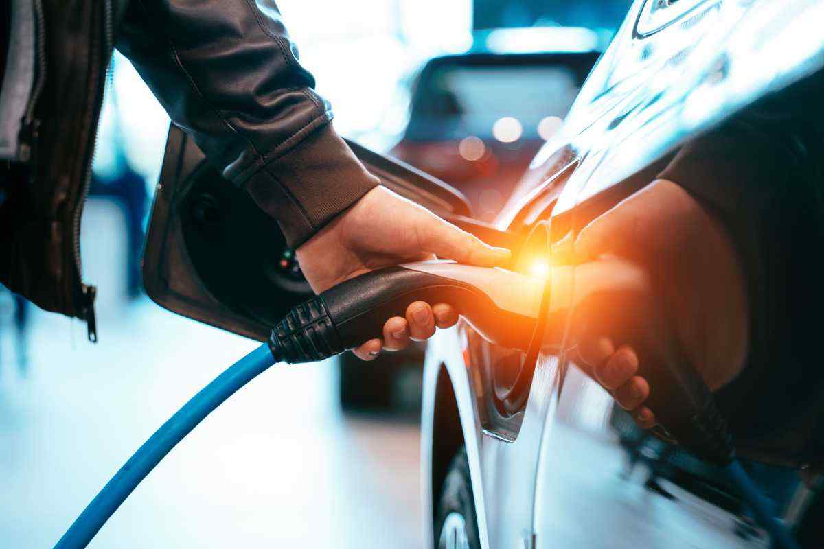 Auto elettrica, cosa succede se la batteria si scarica: è sconvolgente