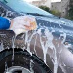 È meglio andare all’autolavaggio o al lavaggio a mano? Ecco la scelta da fare