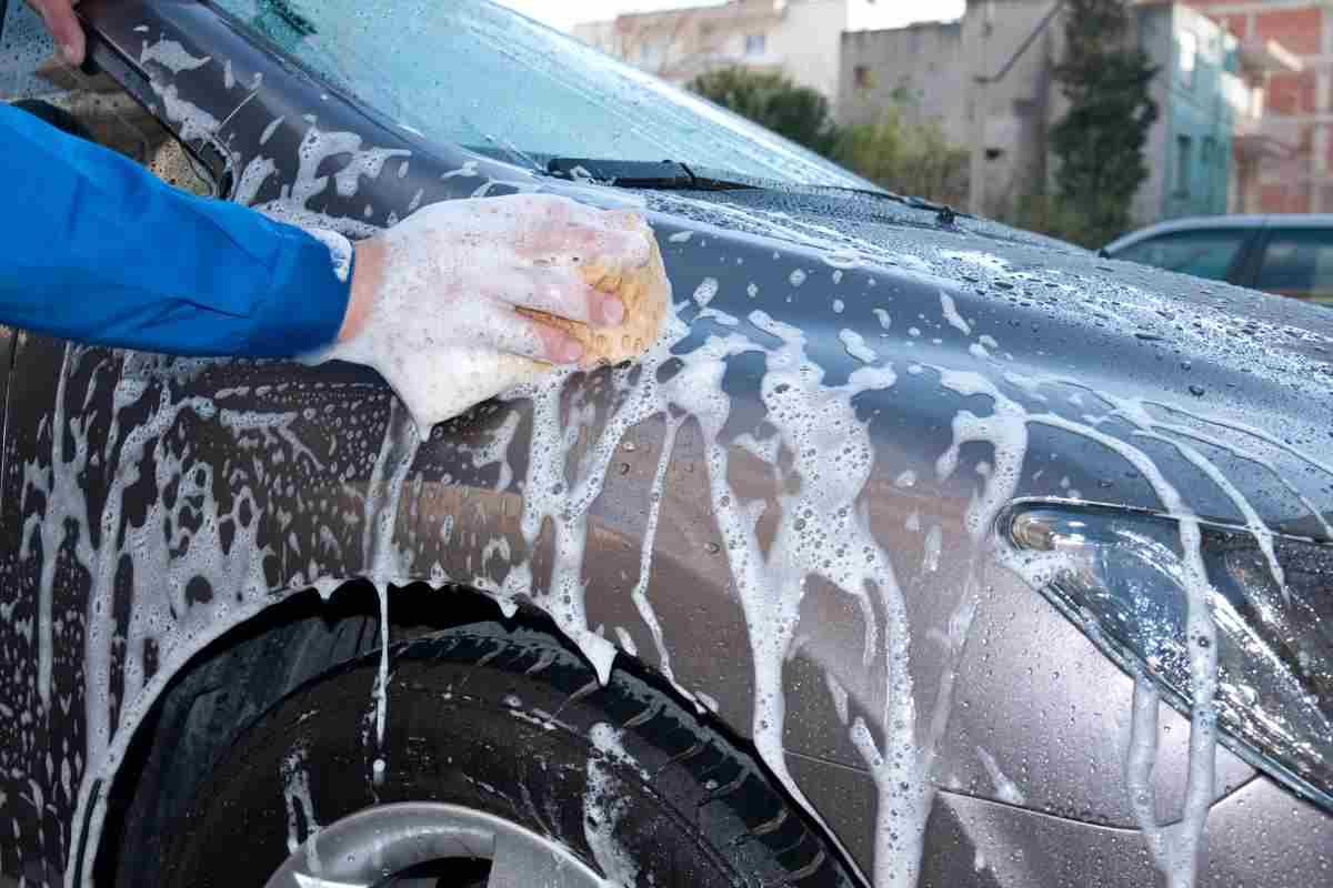 È meglio andare all’autolavaggio o al lavaggio a mano? Ecco la scelta da fare