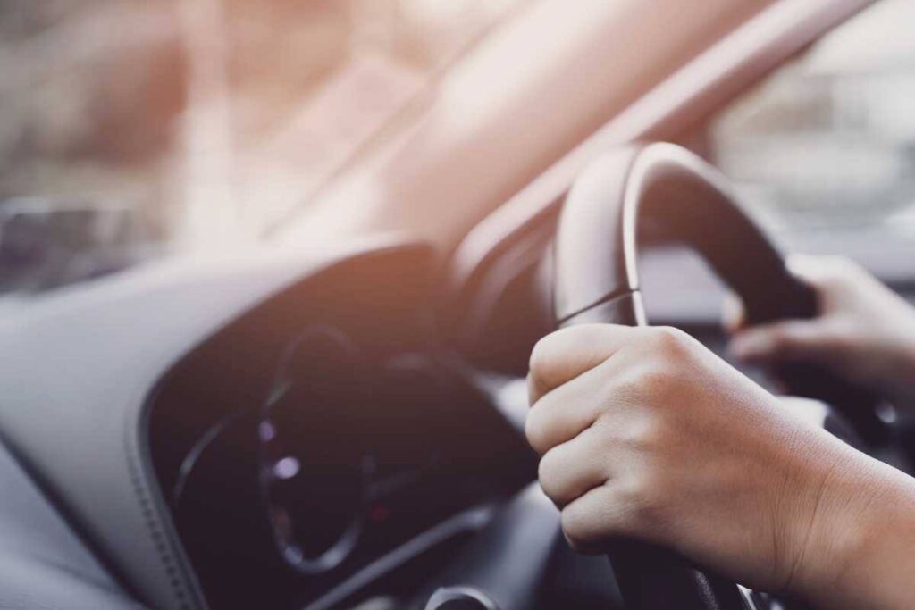 Giri lo sterzo e senti rumore? Ecco cosa sta succedendo alla tua auto