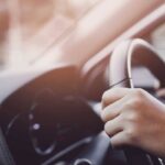Giri lo sterzo e senti rumore? Ecco cosa sta succedendo alla tua auto