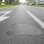 Attenzione ai tombini allentati in strada: i danni che puoi fare se ci passi sopra con l’auto