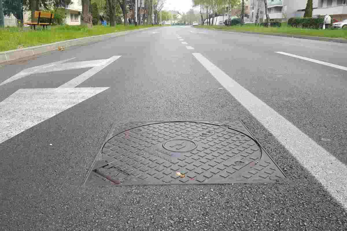 Attenzione ai tombini allentati in strada: i danni che puoi fare se ci passi sopra con l’auto