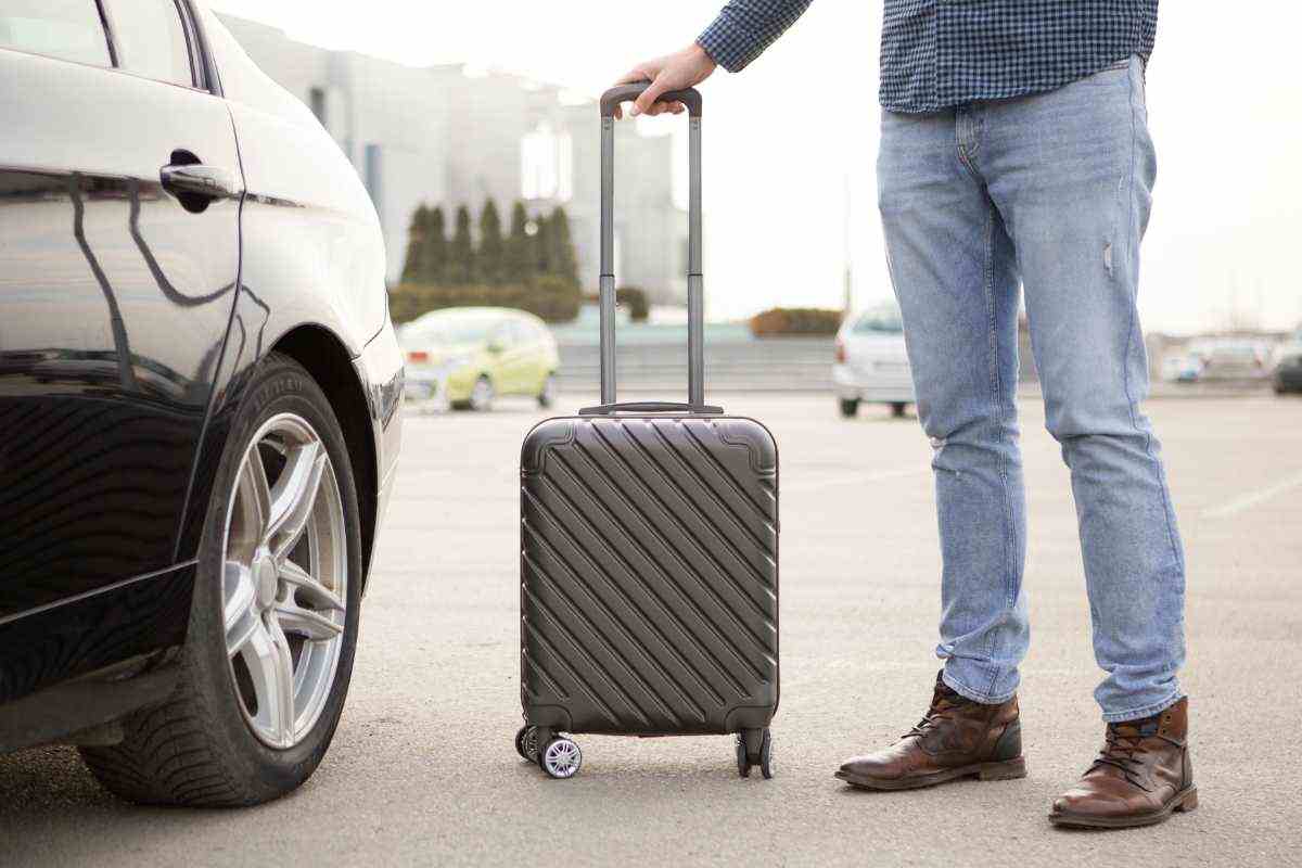 Non parcheggiare l’auto in aeroporto: rischi 7000 euro di danni, ecco perché