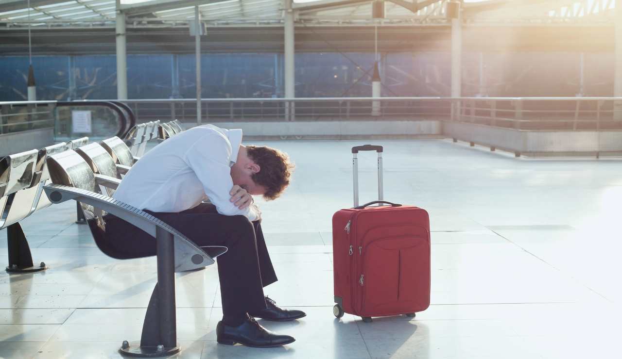 Turisti preoccupati: arrivano all’aeroporto e trovano voli cancellati