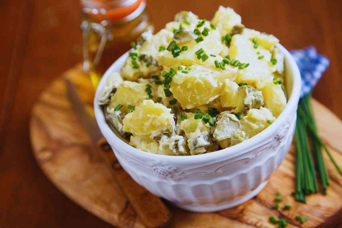 Chiamare l’insalata di patate da sola è riduttivo: ricette che esploderanno i tuoi gusti