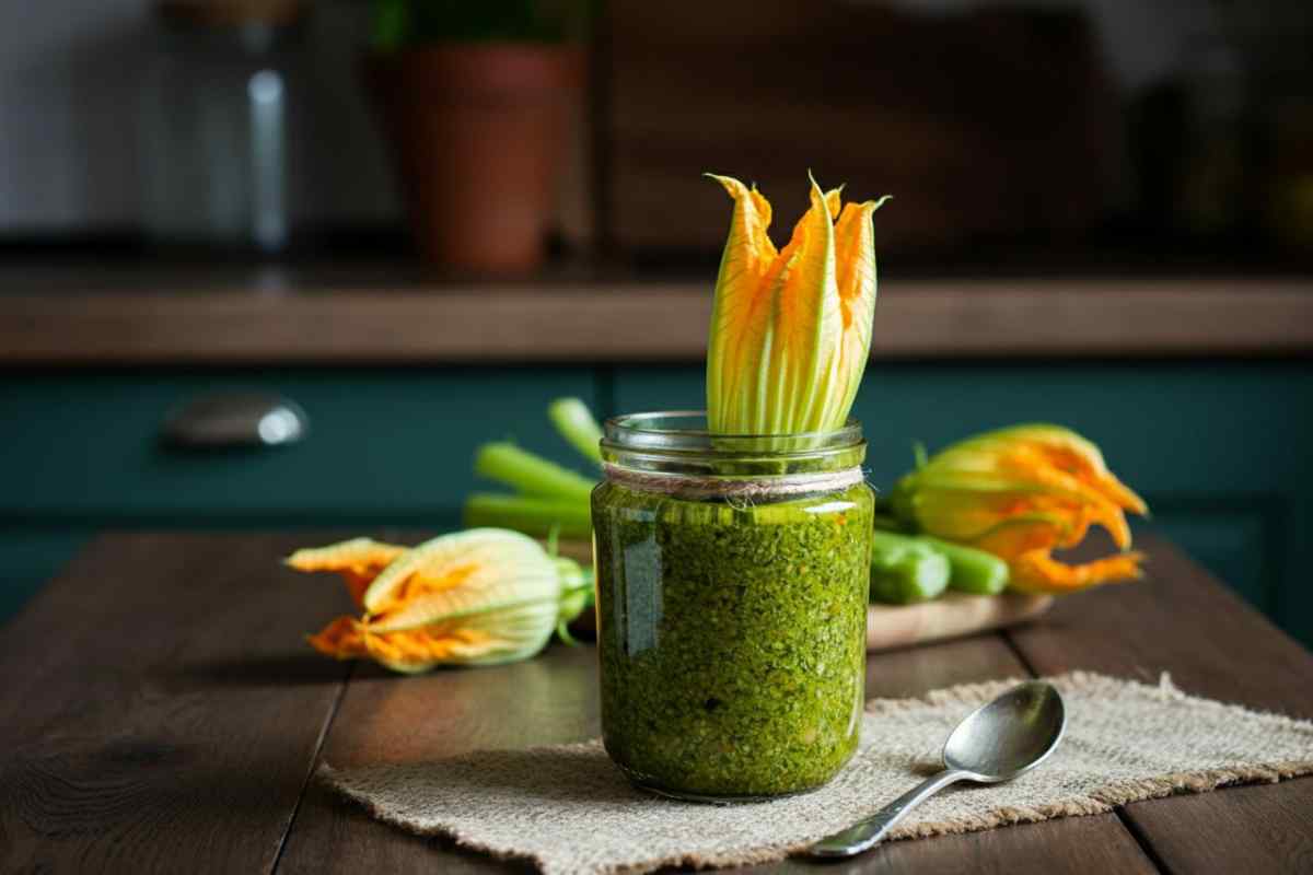 Come fare la peste con i fiori di zucchine