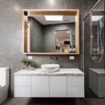 Suficient cu oglinda clasică în baie: acum toată lumea își dorește această soluție mult mai elegantă